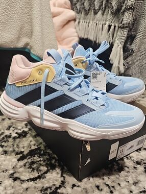 Adidas Womans Size 11 Courtstabil W.  NEW IN BOX